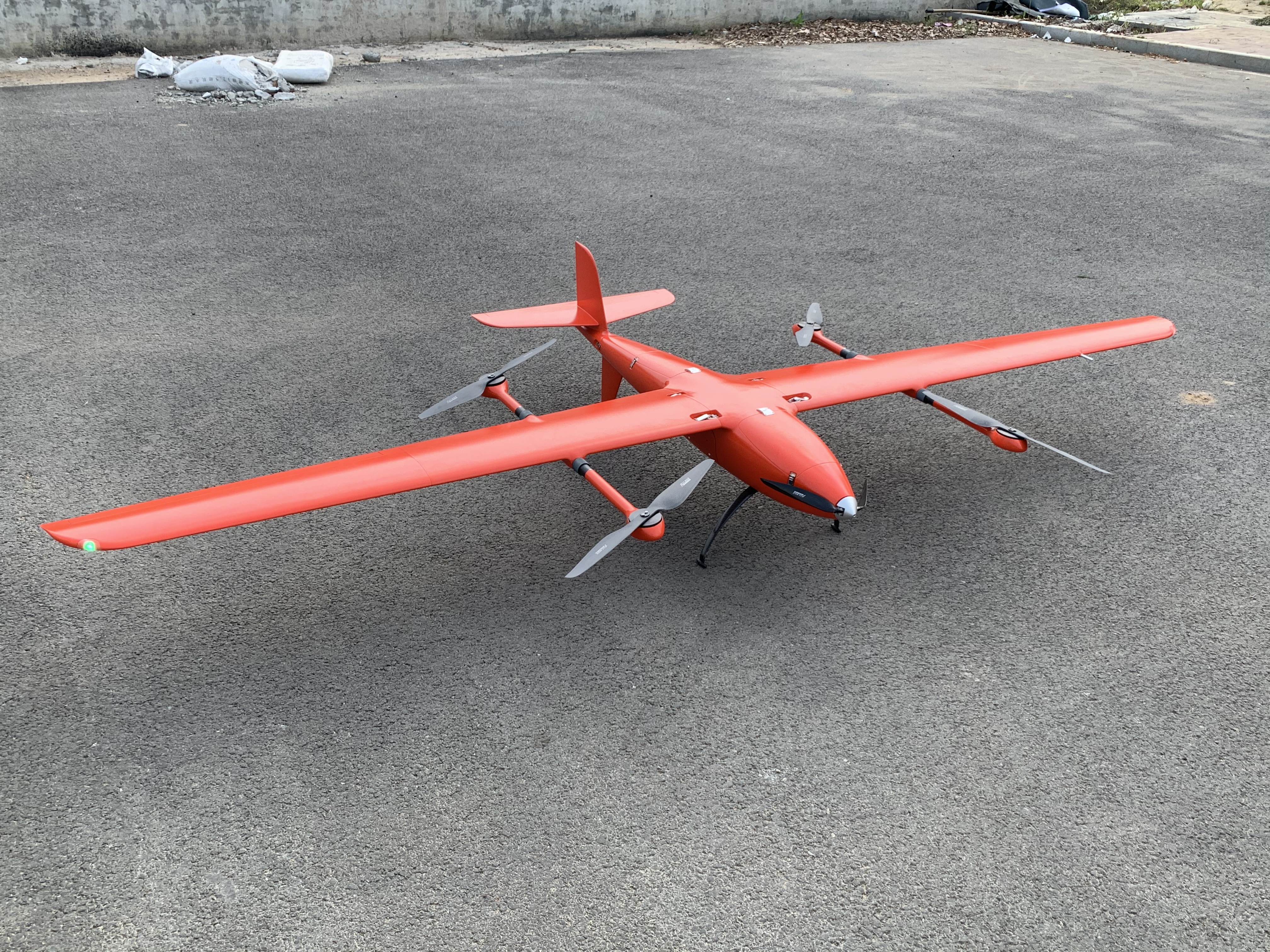 大飛機航攝(左)<a href='http://www.tzgqkj.com/typearticle/330-1.html' target='_blank' title='無人機航攝'><strong>無人機航攝</strong></a>(右)